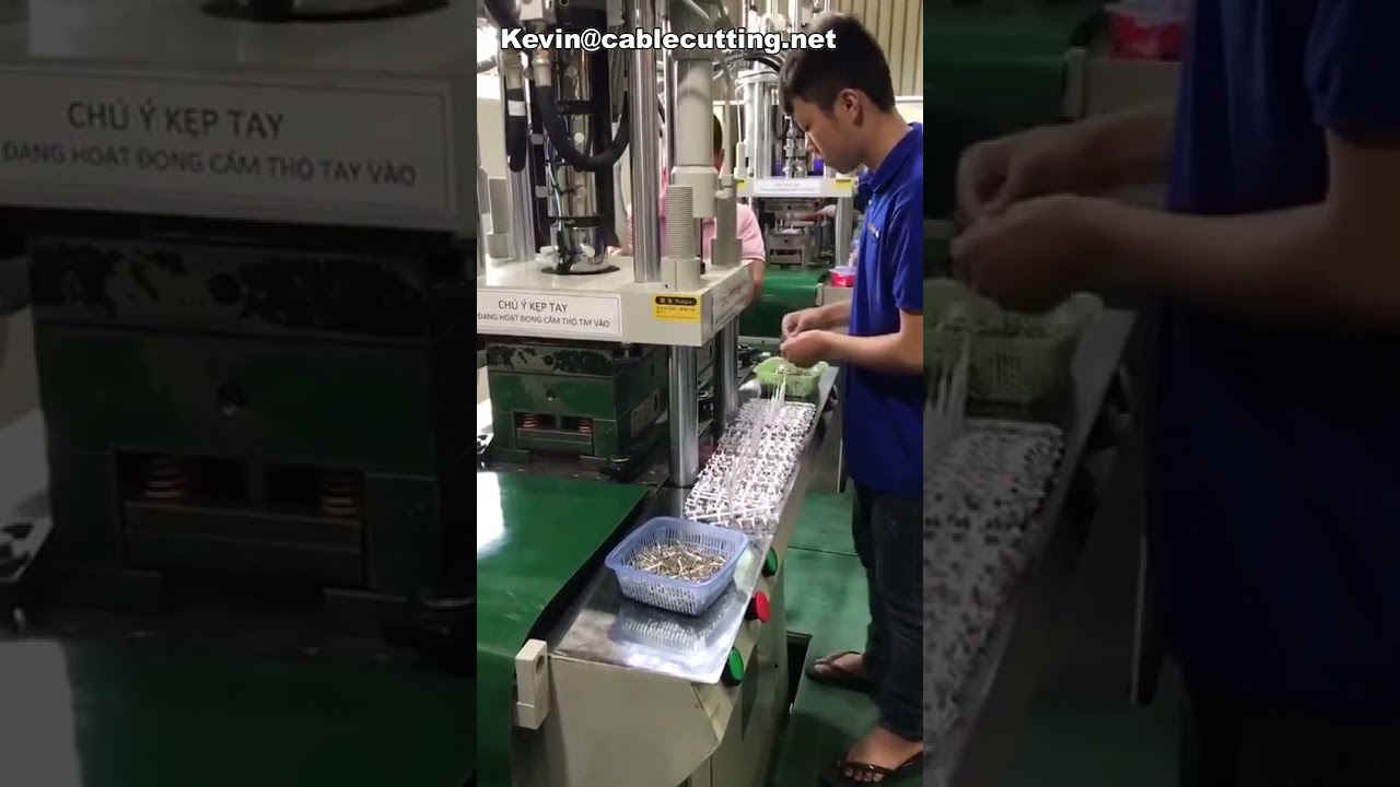 Geautomatiseerde spuitgietmachine voor metalen inserts in geheugenkaarten - Precisie overmolding