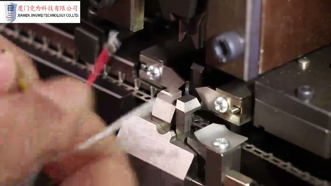 Kabelstrip- en crimpmachine in actie - Efficiënte draadverwerking