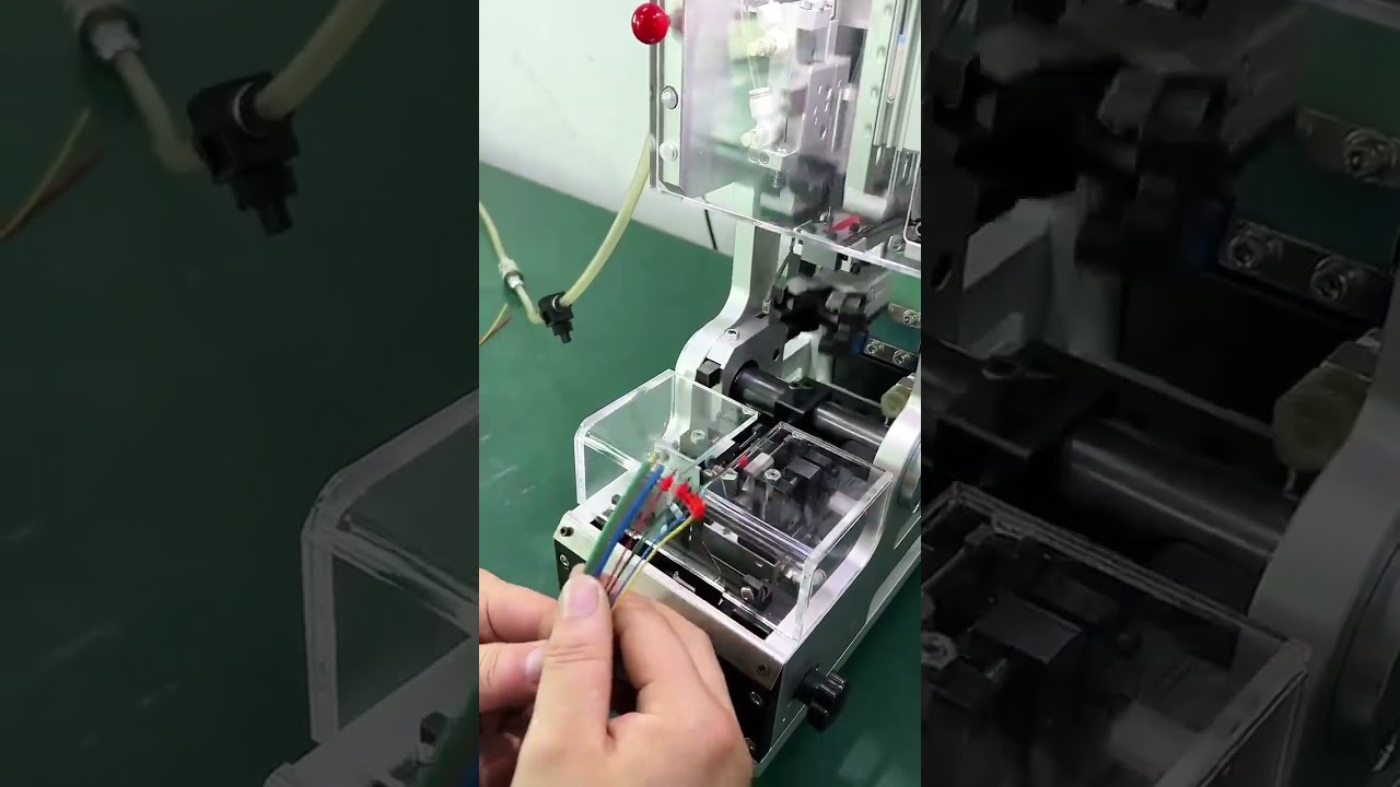 Semi-automatische waterdichte stekkerinsteekmachine in werking #machine #kabeldraadstripmachine #fabriek