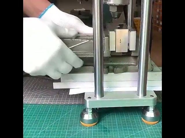 Verticale Kleine Kunststof Spuitgietmachine – 10g tot 20g Spuitgieten voor Precisieonderdelen