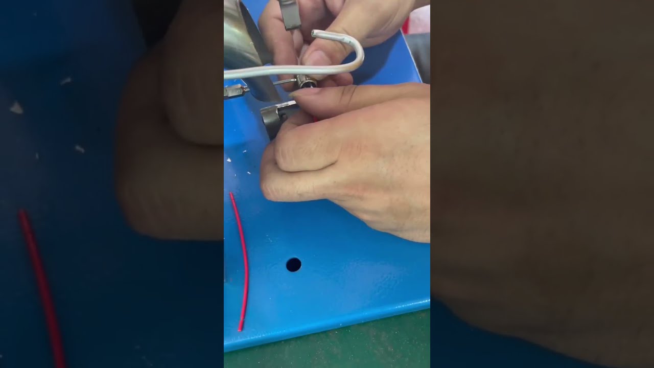 Halfautomatisch lassen van lasdraad en vliegtuigstekkers | Machine voor draadstrippen en fabrieksautomatisering