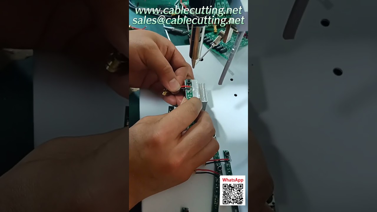 Halfautomatische soldeermachine met schuine tinvoeding voor verborgen pinnen