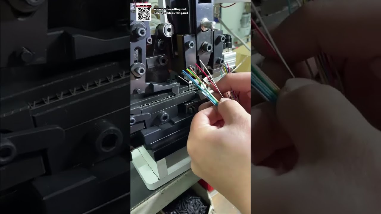 Stripmachine en crimpmachine met drukknopbediening — Eenvoudig werken vanaf het paneel