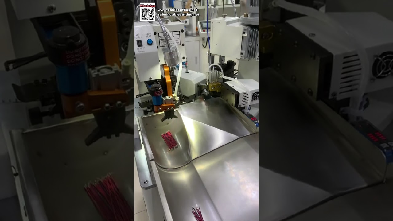 Volledig automatische dubbelkoppige terminalkrimpmachine voor precisiepersen met één klik.