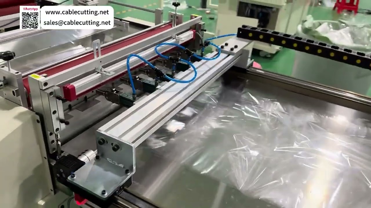 Geautomatiseerde webcutter met mechanische arm voor het trekken en verzamelen van zachte en harde lange materialen
